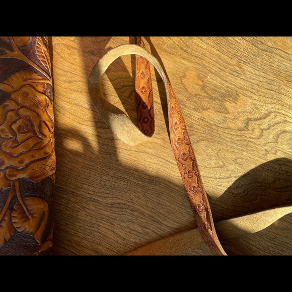 Vintage Hand Tooled Leather Purse - Picture 4 of 8